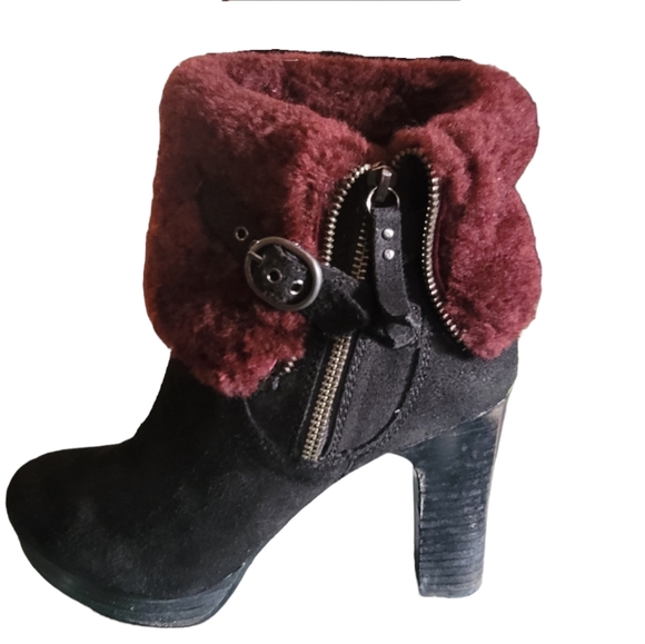 UGG Jerene Black Suede Ankle Boots Burgundy Shearling Cuff Women’s Size 9.5 - Picture 4 of 6